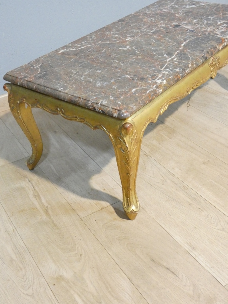 Table basse en bois doré et marbre de style Louis XV, époque 1960 – Image 11