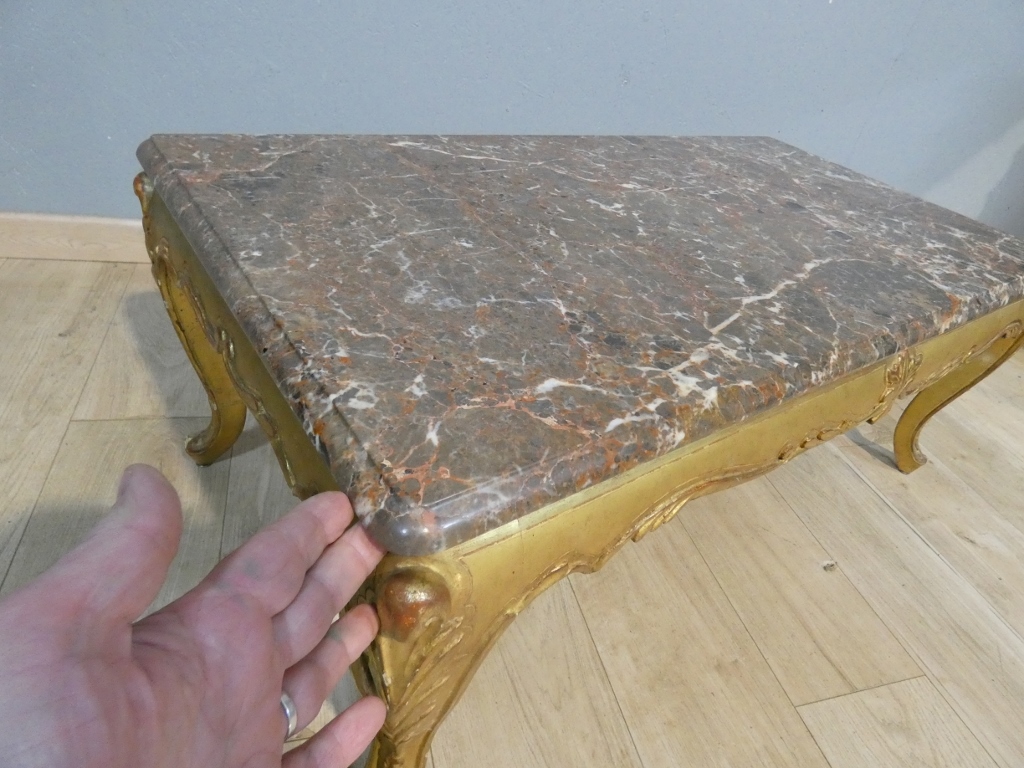 Table basse en bois doré et marbre de style Louis XV, époque 1960 – Image 4