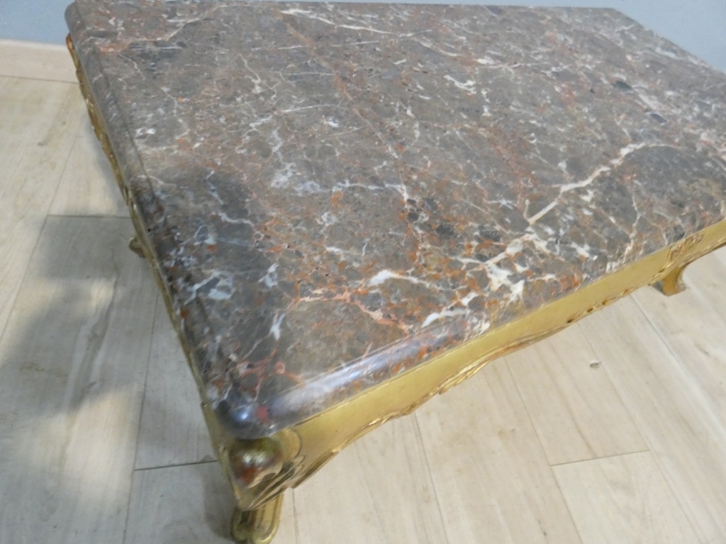 Table basse en bois doré et marbre de style Louis XV, époque 1960 – Image 9