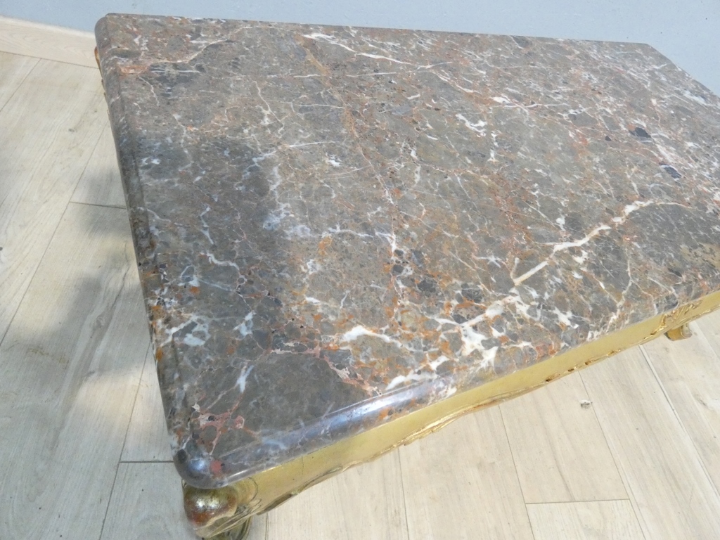 Table basse en bois doré et marbre de style Louis XV, époque 1960 – Image 7