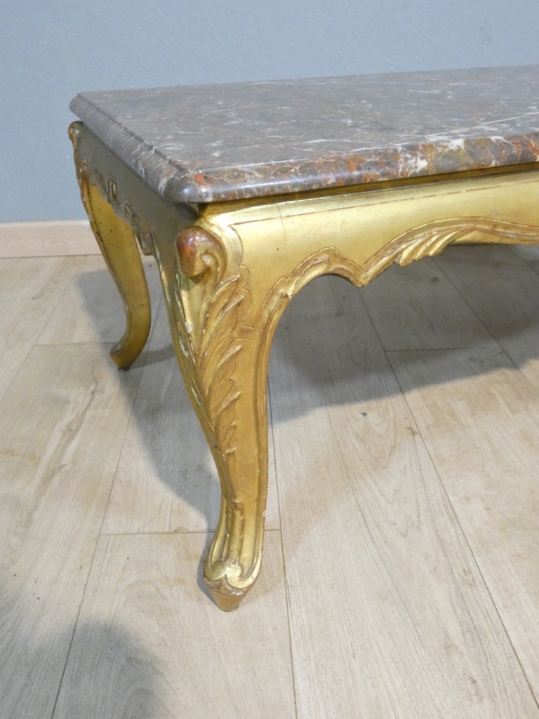 Table basse en bois doré et marbre de style Louis XV, époque 1960 – Image 3
