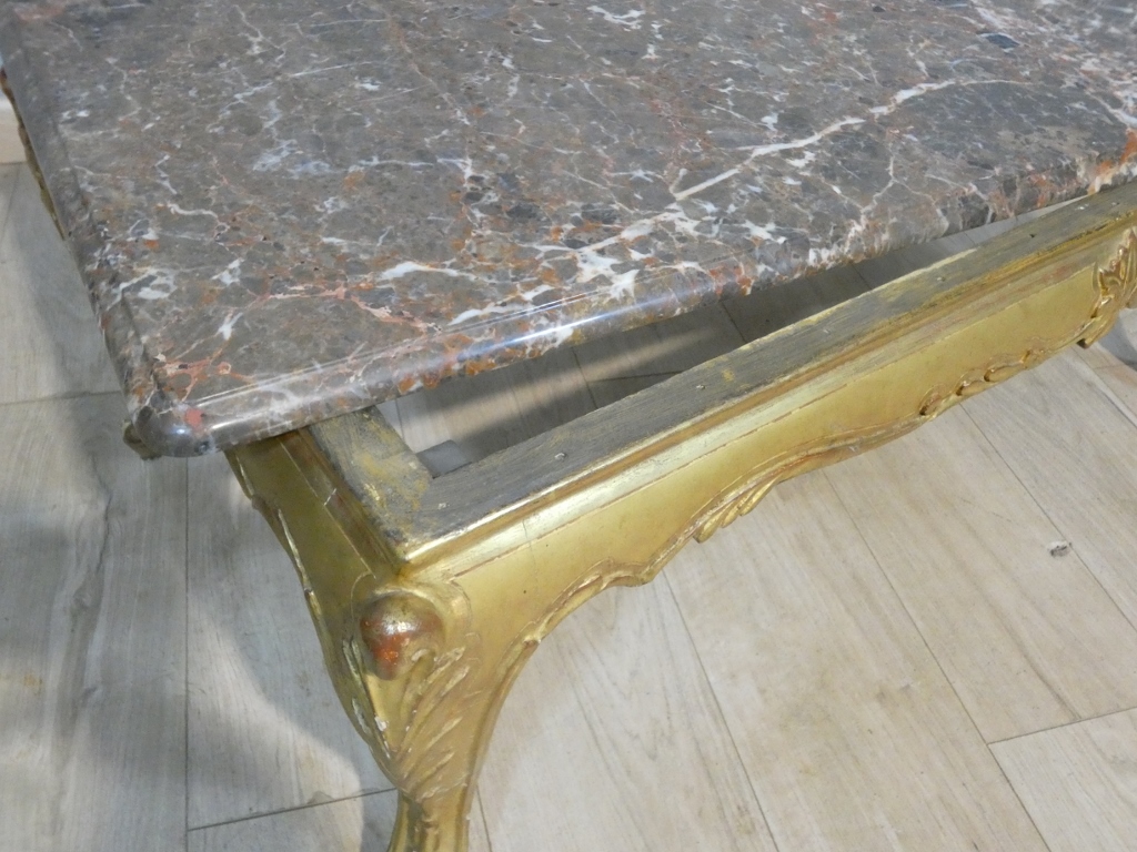 Table basse en bois doré et marbre de style Louis XV, époque 1960 – Image 5