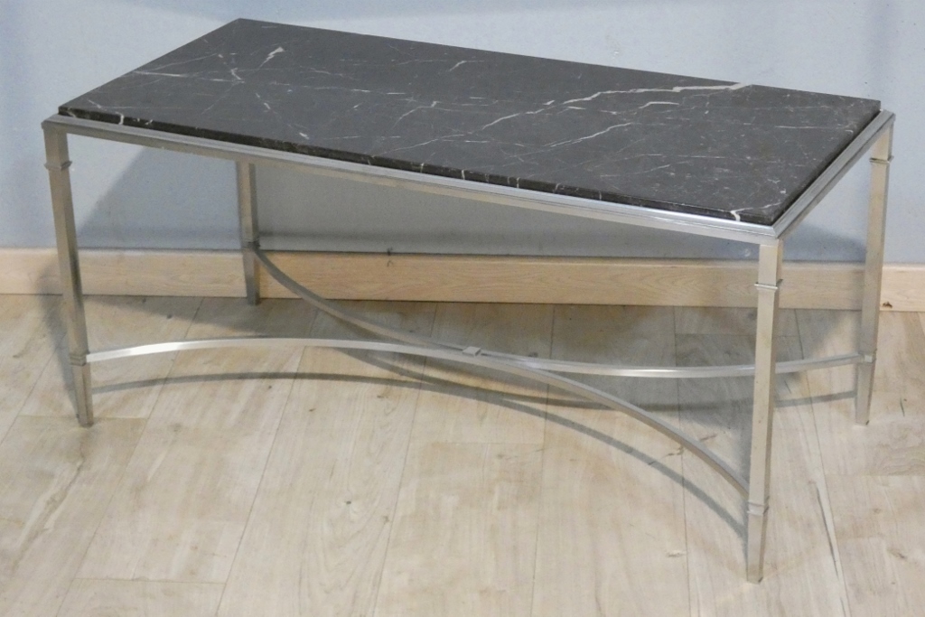 Signée Maison Charles et Fils, table basse en bronze argenté et marbre noir, époque 1960