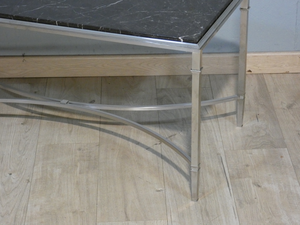 Signée Maison Charles et Fils, table basse en bronze argenté et marbre noir, époque 1960 – Image 5