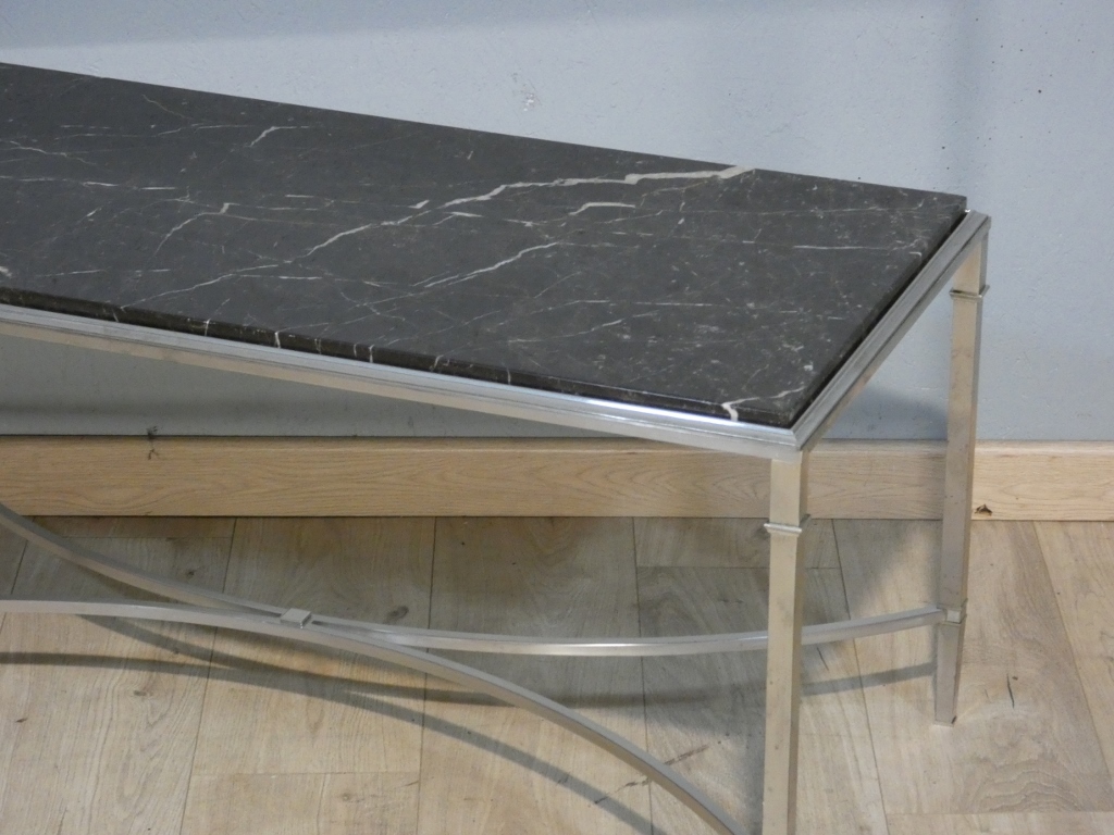 Signée Maison Charles et Fils, table basse en bronze argenté et marbre noir, époque 1960 – Image 4