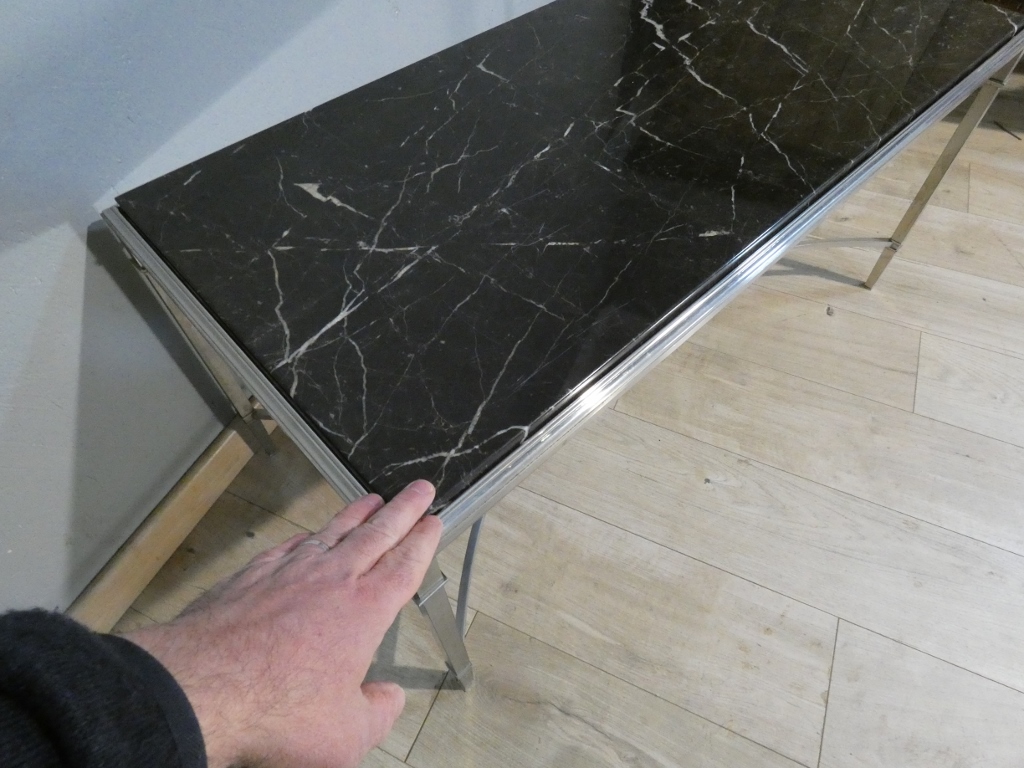 Signée Maison Charles et Fils, table basse en bronze argenté et marbre noir, époque 1960 – Image 8