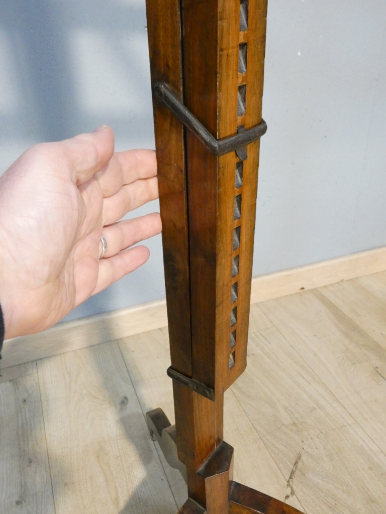 Lutrin, pupitre de musicien double face en noyer massif, système à crémaillère, époque XIX ème – Image 6