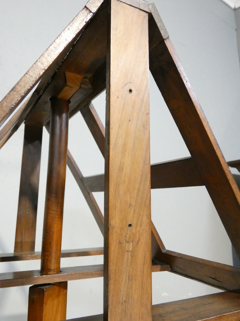 Lutrin, pupitre de musicien double face en noyer massif, système à crémaillère, époque XIX ème – Image 7