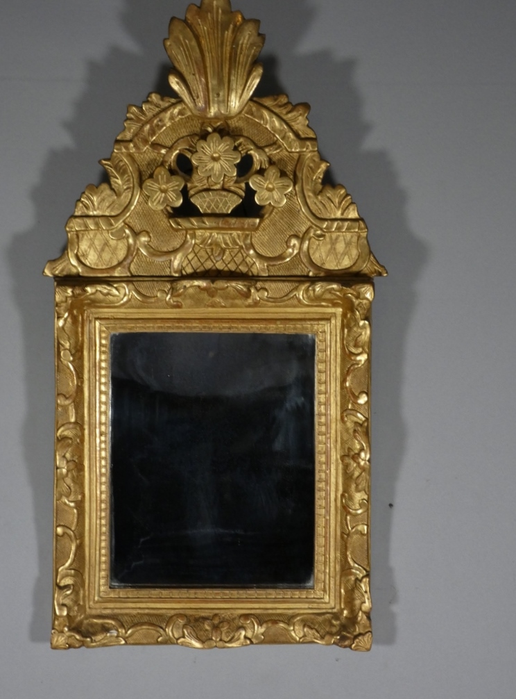 Miroir à fronton Louis XIV en bois sculpté et doré, époque XVIII ème siècle