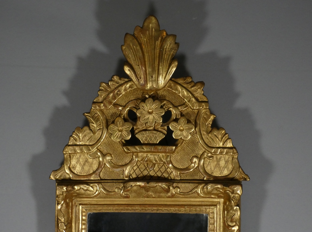 Miroir à fronton Louis XIV en bois sculpté et doré, époque XVIII ème siècle – Image 2