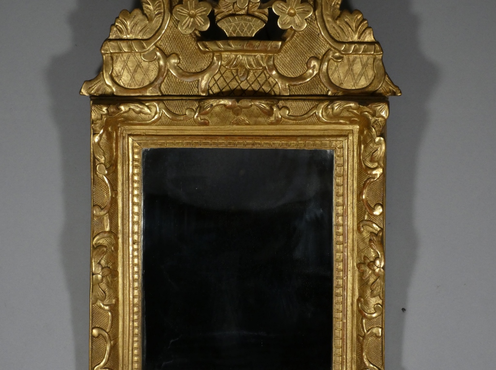 Miroir à fronton Louis XIV en bois sculpté et doré, époque XVIII ème siècle – Image 13