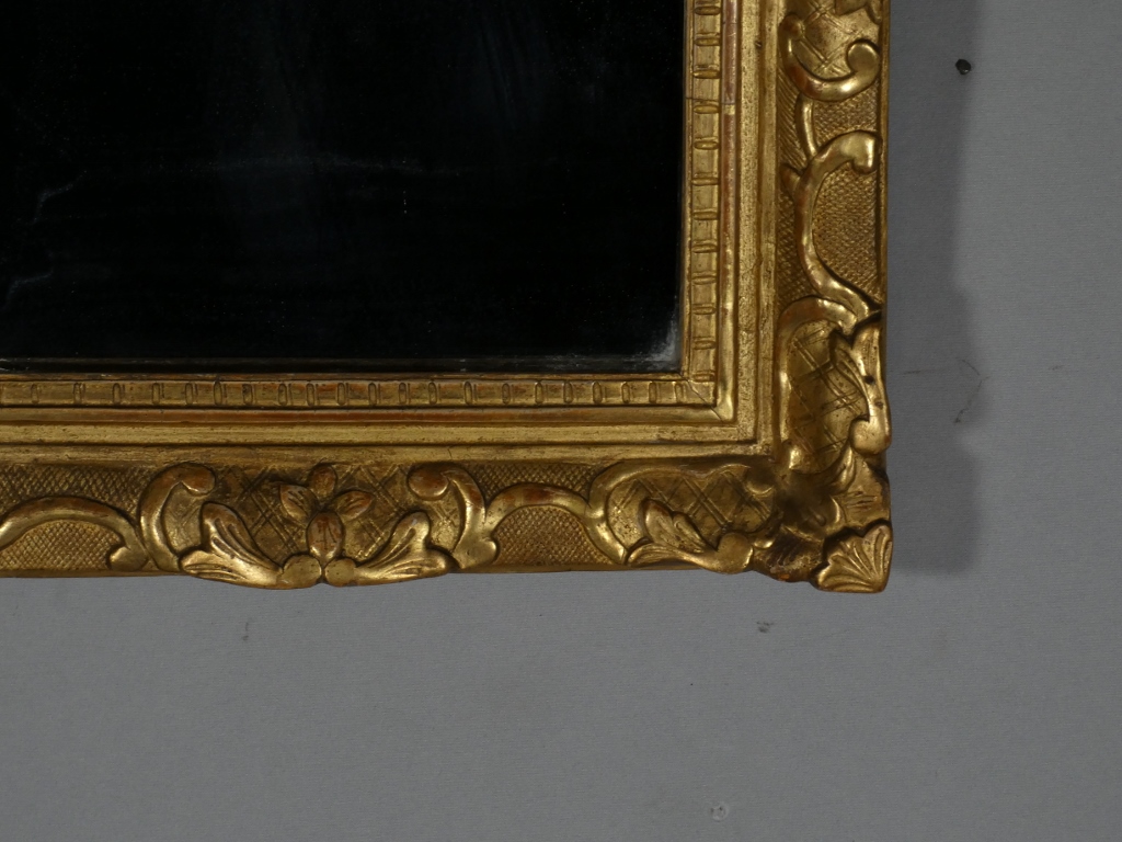 Miroir à fronton Louis XIV en bois sculpté et doré, époque XVIII ème siècle – Image 11