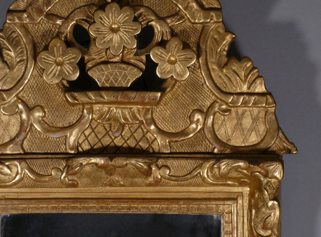 Miroir à fronton Louis XIV en bois sculpté et doré, époque XVIII ème siècle – Image 10