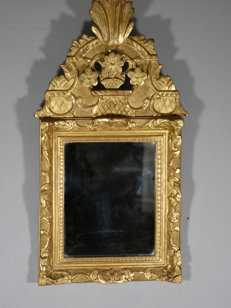 Miroir à fronton Louis XIV en bois sculpté et doré, époque XVIII ème siècle – Image 5