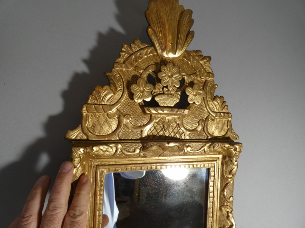 Miroir à fronton Louis XIV en bois sculpté et doré, époque XVIII ème siècle – Image 8