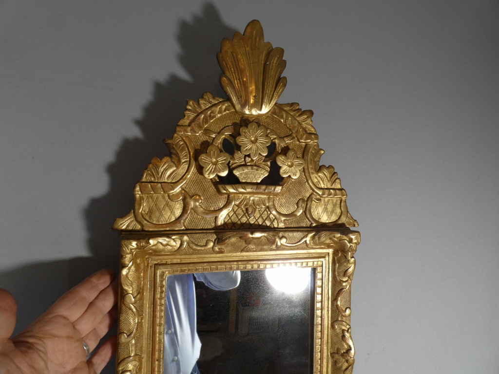 Miroir à fronton Louis XIV en bois sculpté et doré, époque XVIII ème siècle – Image 7