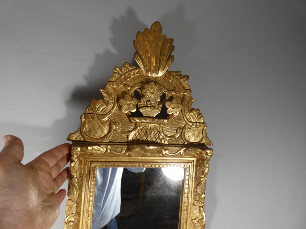 Miroir à fronton Louis XIV en bois sculpté et doré, époque XVIII ème siècle – Image 4