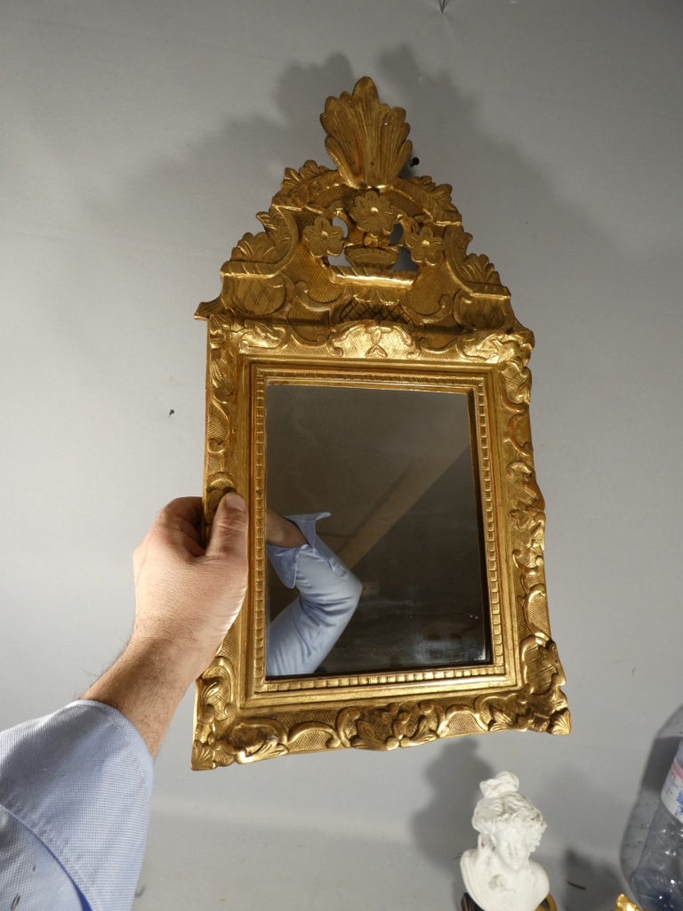 Miroir à fronton Louis XIV en bois sculpté et doré, époque XVIII ème siècle – Image 3