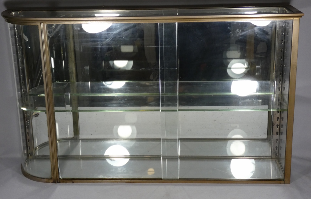 Brot, vitrine de magasin à poser en laiton et verre, partie arrondie, époque début XX ème