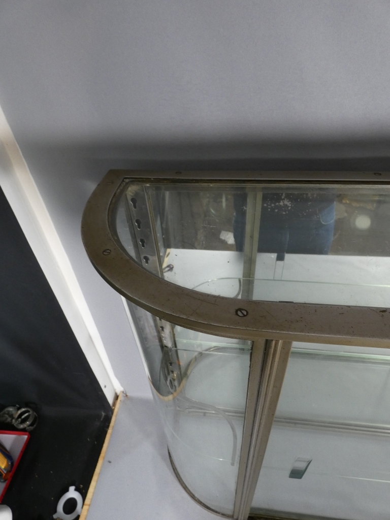 Brot, vitrine de magasin à poser en laiton et verre, partie arrondie, époque début XX ème – Image 4