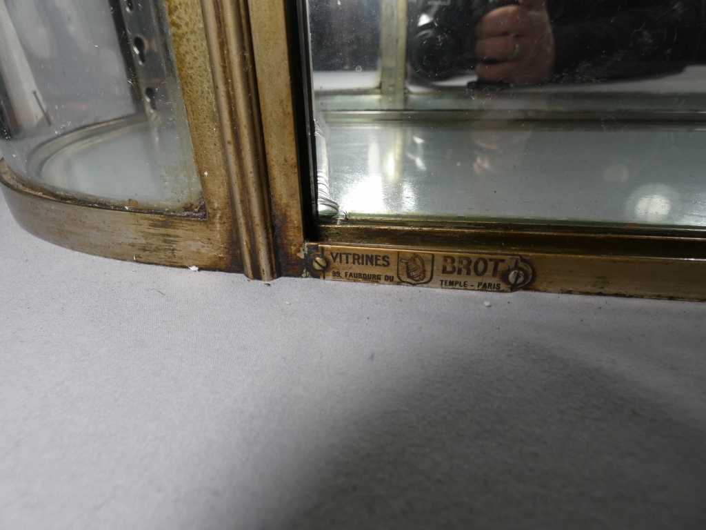 Brot, vitrine de magasin à poser en laiton et verre, partie arrondie, époque début XX ème – Image 13