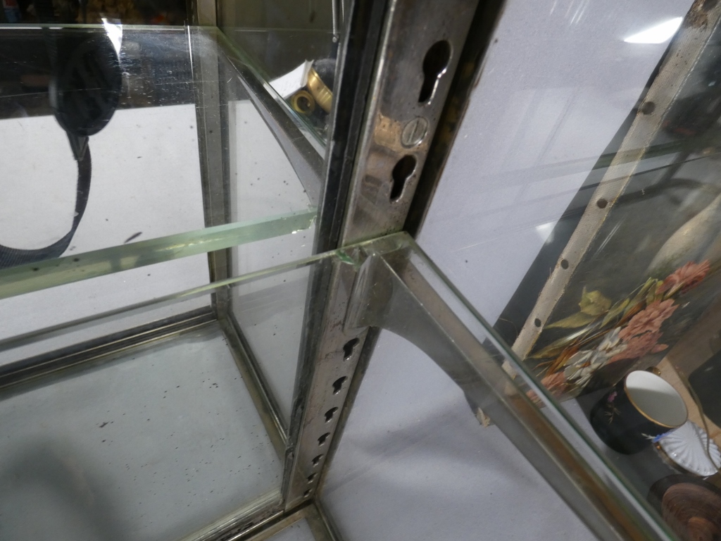 Brot, vitrine de magasin à poser en laiton et verre, partie arrondie, époque début XX ème – Image 10