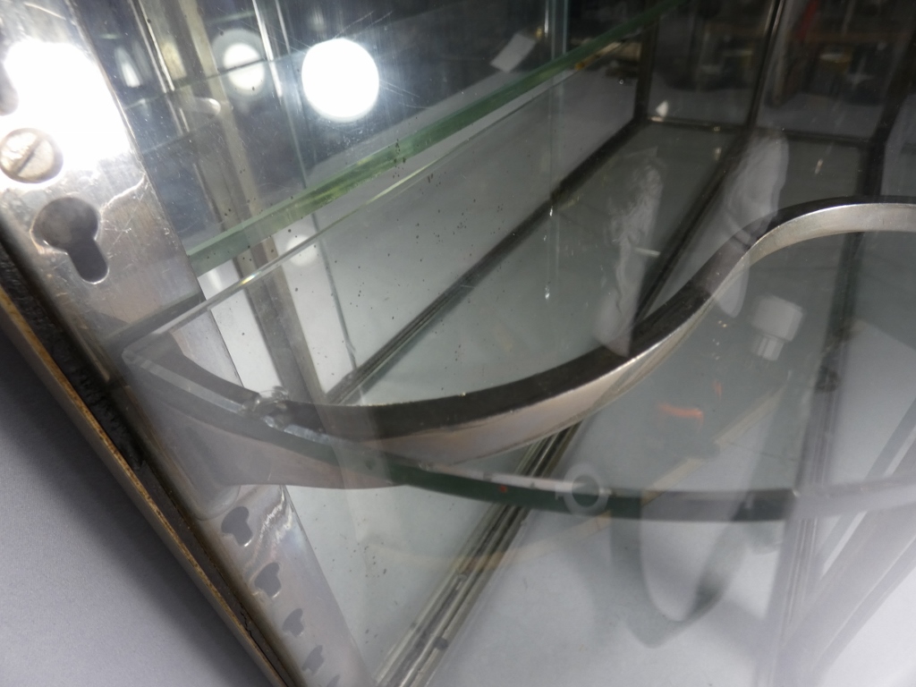 Brot, vitrine de magasin à poser en laiton et verre, partie arrondie, époque début XX ème – Image 9