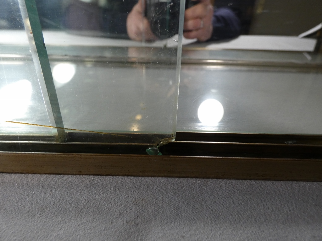 Brot, vitrine de magasin à poser en laiton et verre, partie arrondie, époque début XX ème – Image 8