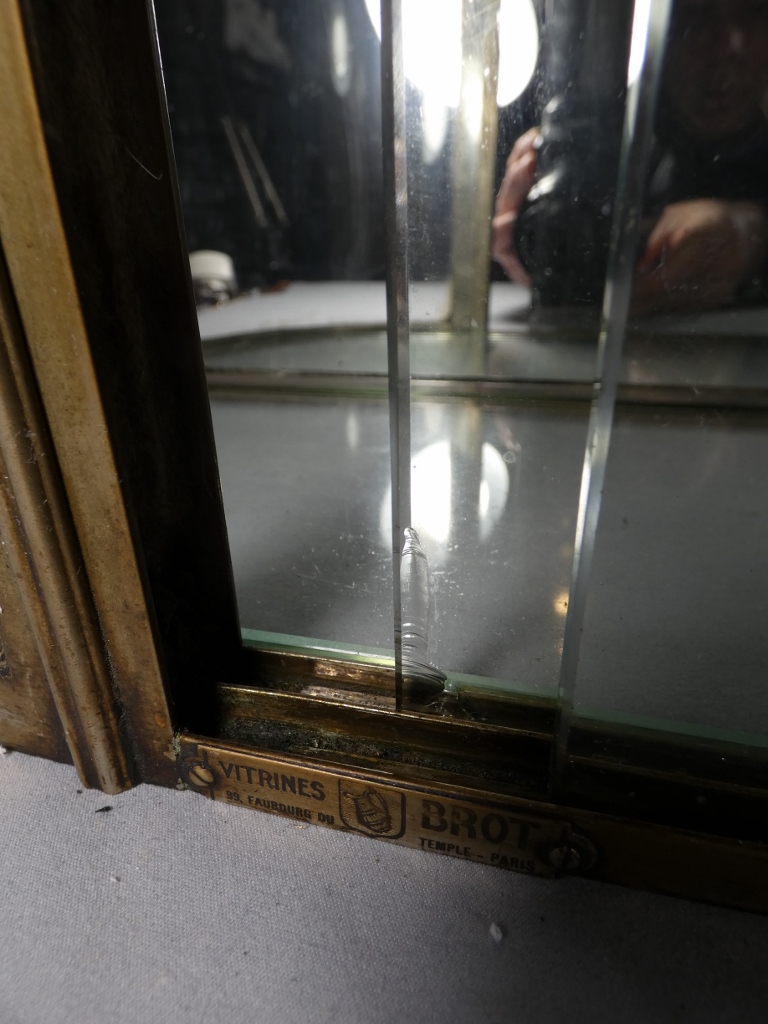 Brot, vitrine de magasin à poser en laiton et verre, partie arrondie, époque début XX ème – Image 7