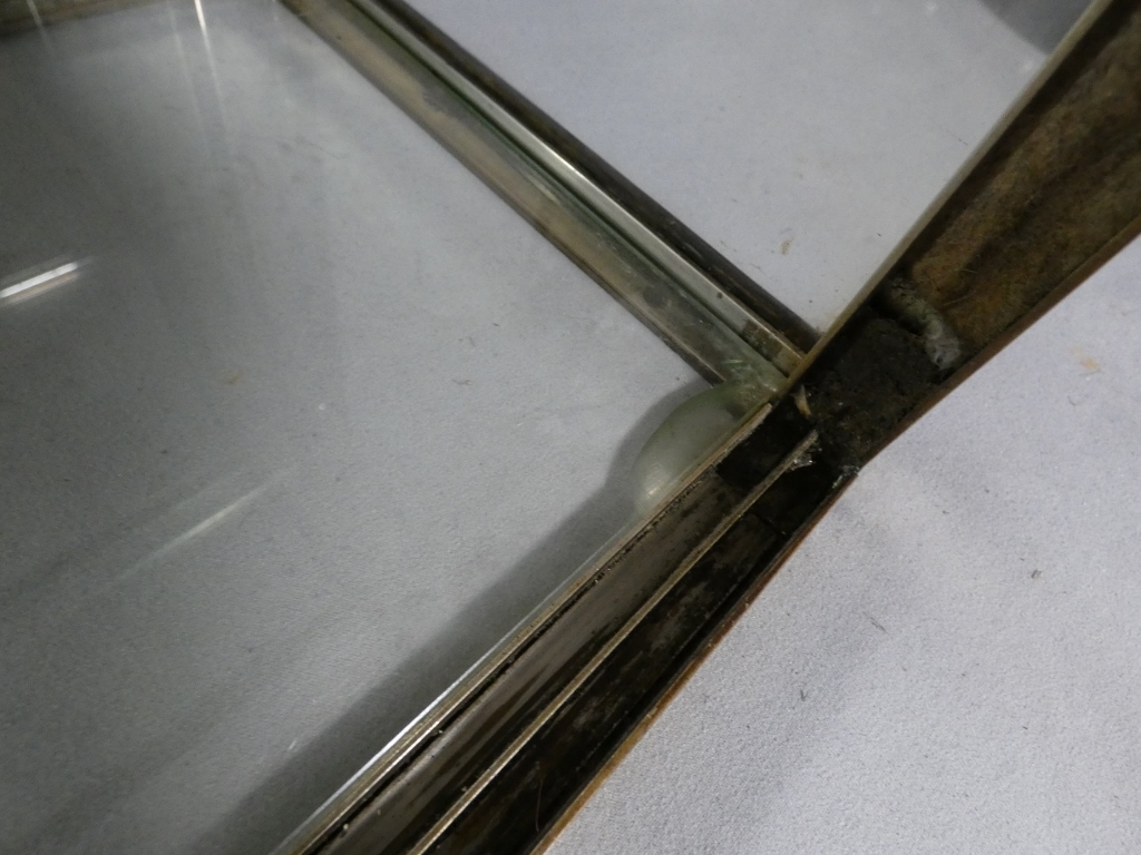 Brot, vitrine de magasin à poser en laiton et verre, partie arrondie, époque début XX ème – Image 16