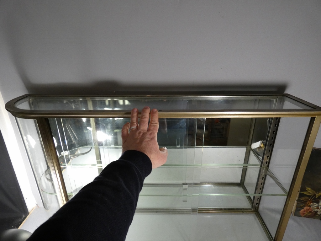 Brot, vitrine de magasin à poser en laiton et verre, partie arrondie, époque début XX ème – Image 14