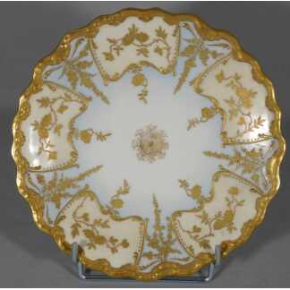 Assiette de collection en porcelaine de Limoges, décor peint à la main or et fleurs