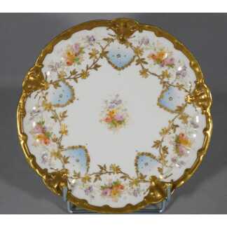 Assiette de collection en porcelaine de Limoges, décor peint à la main fleurs et dorure