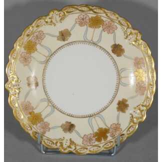 Assiette de collection en porcelaine de Limoges, décor peint à la main fleurs et rubans