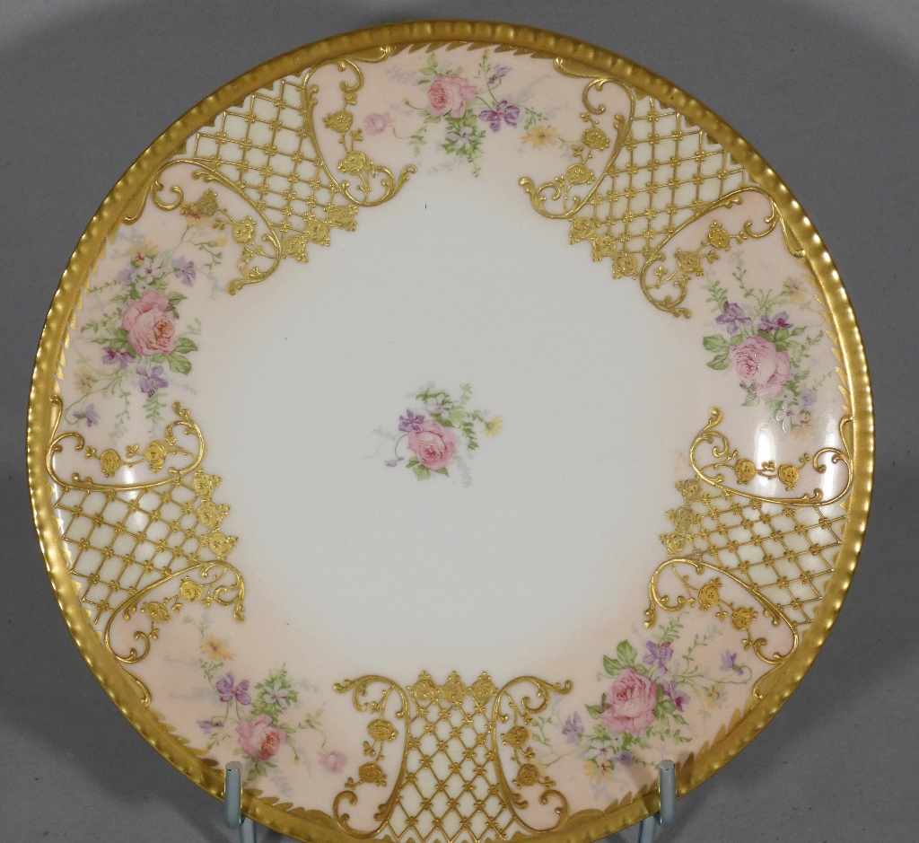 Assiette de collection en porcelaine de Limoges, décor peint à la main façon Corbeille vers 1910