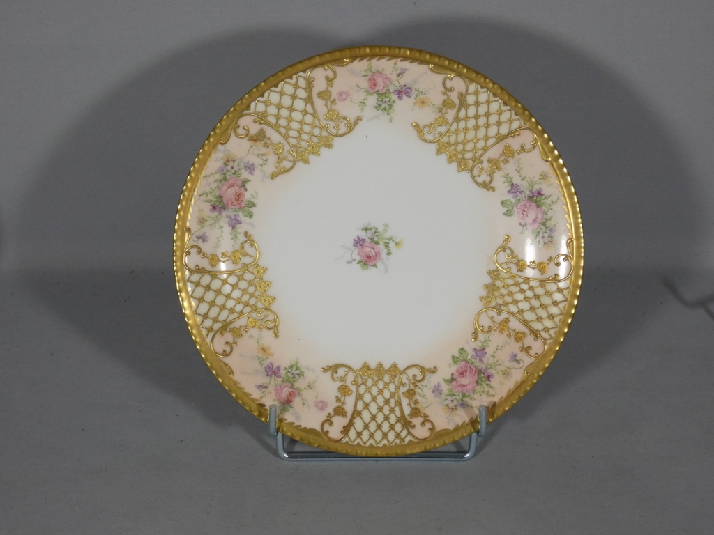 Assiette de collection en porcelaine de Limoges, décor peint à la main façon Corbeille vers 1910 – Image 2