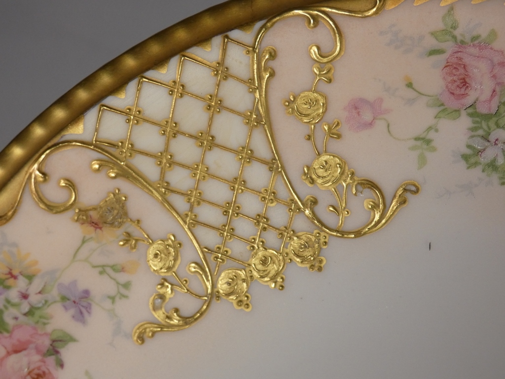 Assiette de collection en porcelaine de Limoges, décor peint à la main façon Corbeille vers 1910 – Image 3