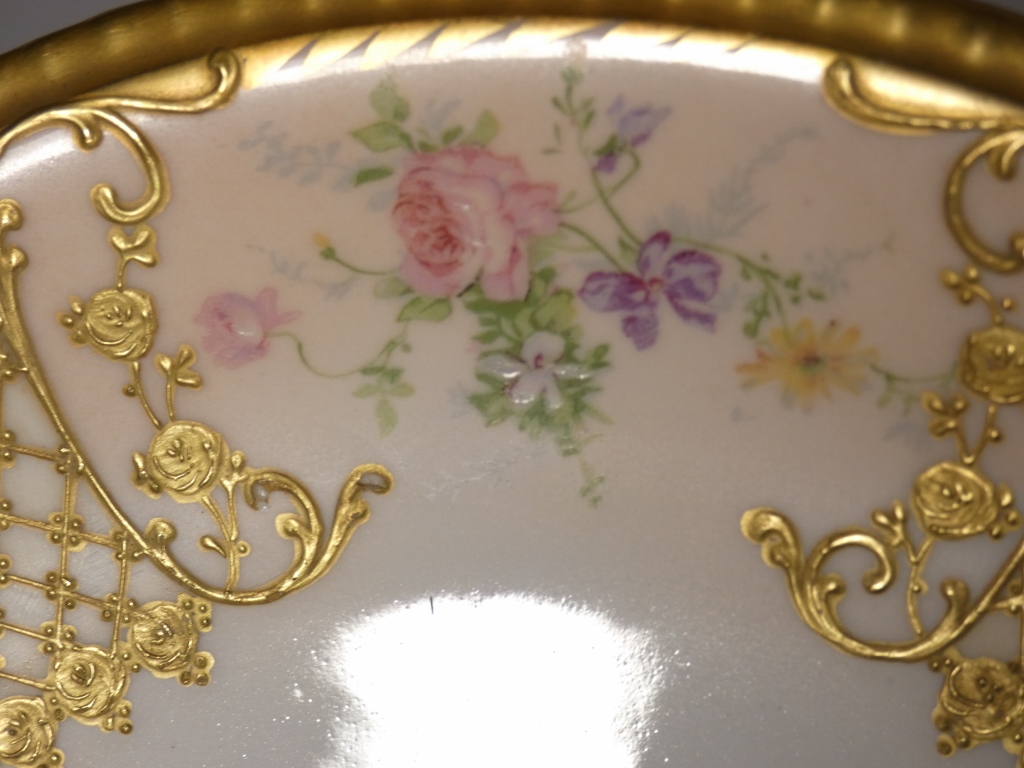 Assiette de collection en porcelaine de Limoges, décor peint à la main façon Corbeille vers 1910 – Image 5