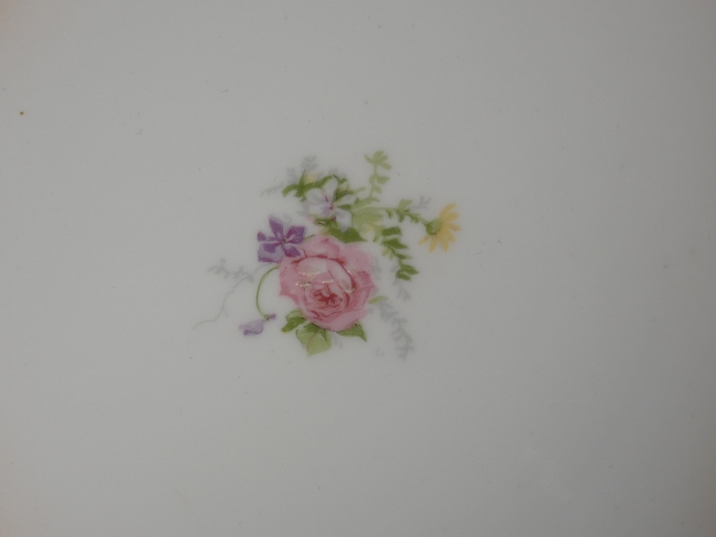 Assiette de collection en porcelaine de Limoges, décor peint à la main façon Corbeille vers 1910 – Image 7