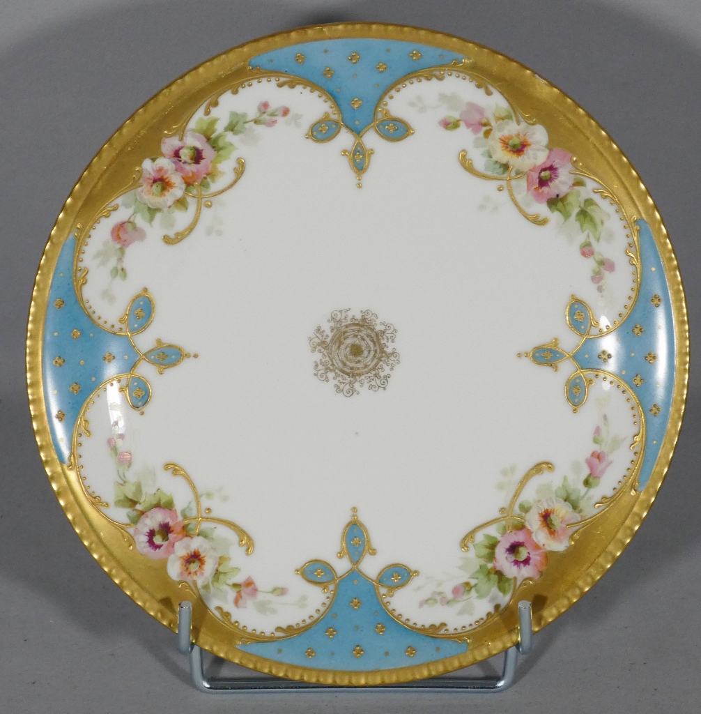 Assiette de collection en porcelaine de Limoges, décor peint à la main façon Sèvres vers 1910