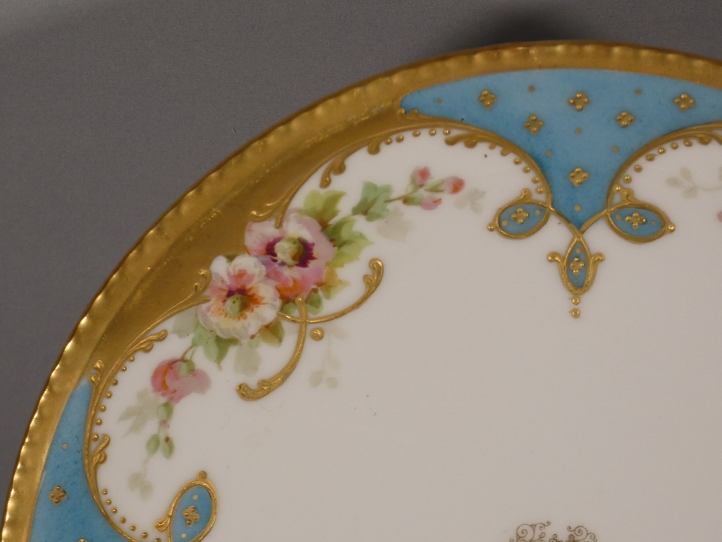 Assiette de collection en porcelaine de Limoges, décor peint à la main façon Sèvres vers 1910 – Image 3