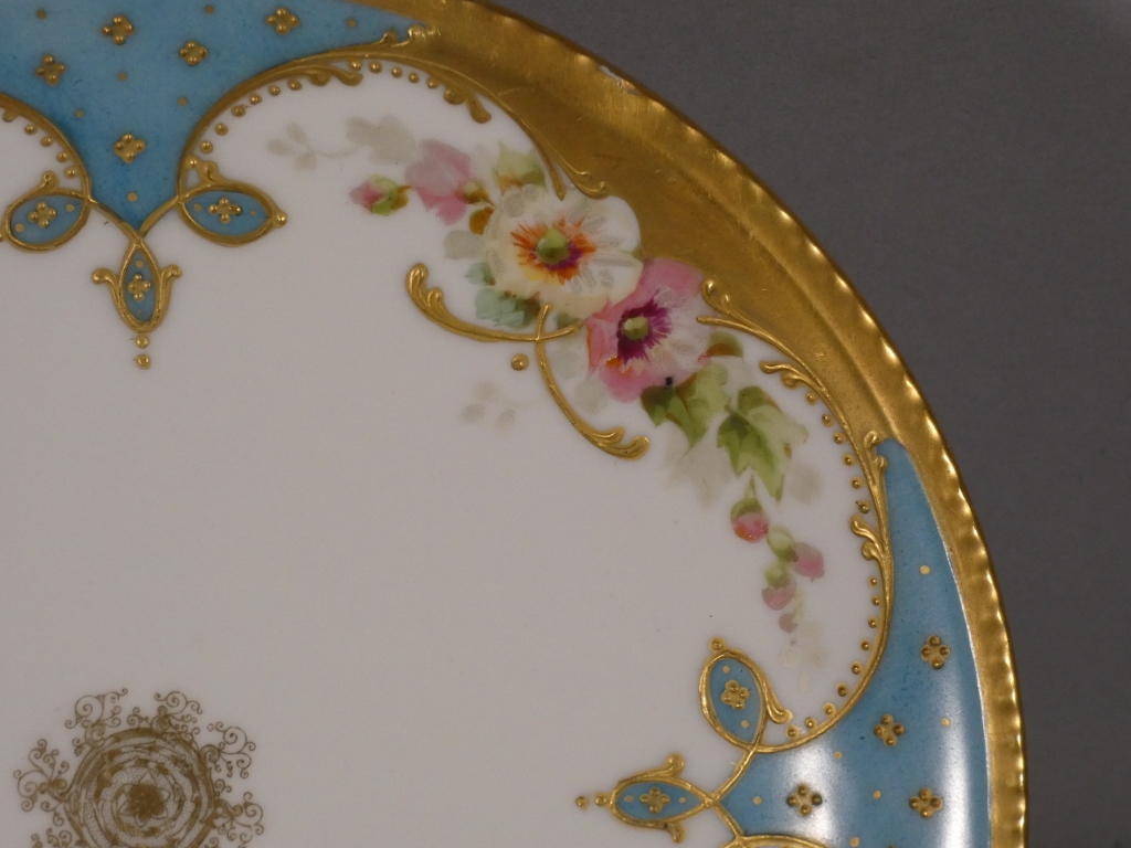Assiette de collection en porcelaine de Limoges, décor peint à la main façon Sèvres vers 1910 – Image 7