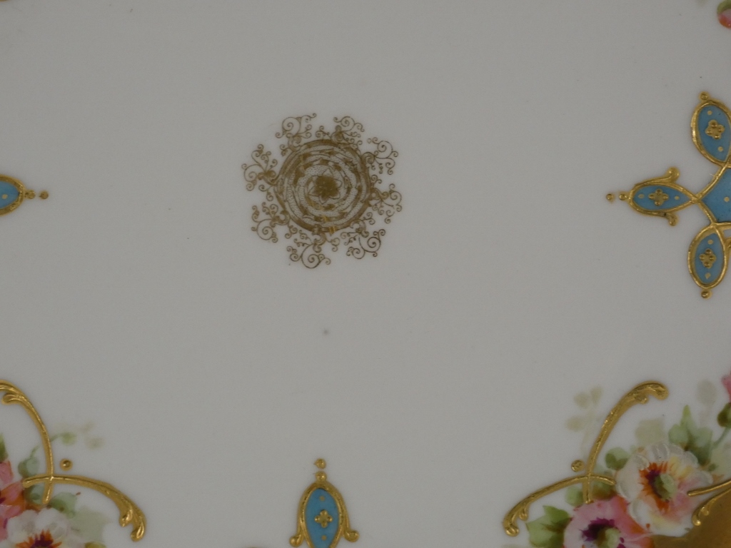 Assiette de collection en porcelaine de Limoges, décor peint à la main façon Sèvres vers 1910 – Image 6