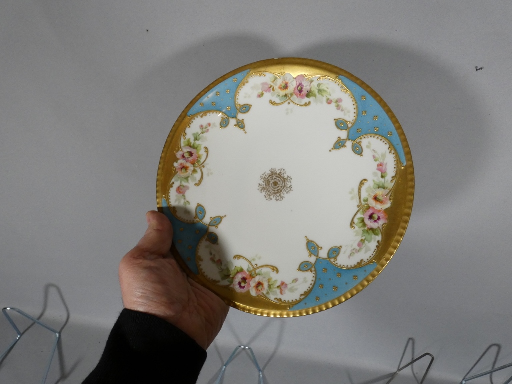 Assiette de collection en porcelaine de Limoges, décor peint à la main façon Sèvres vers 1910 – Image 2