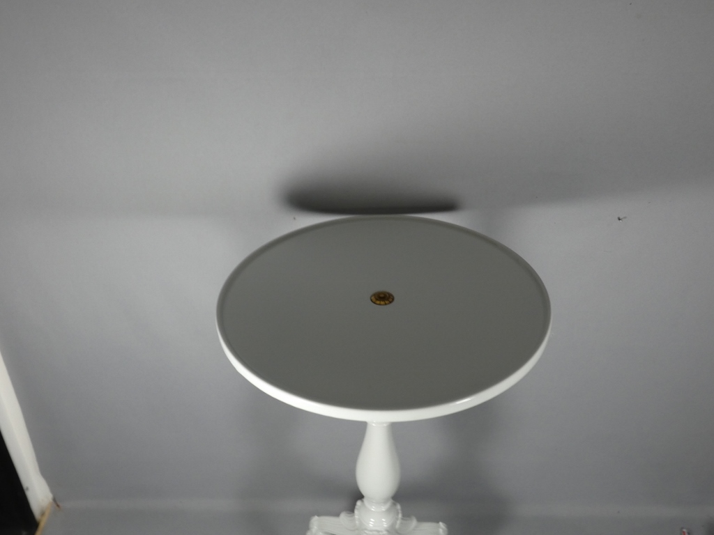 Guéridon en porcelaine blanche de Limoges, style Louis XV, époque 1960 – Image 12