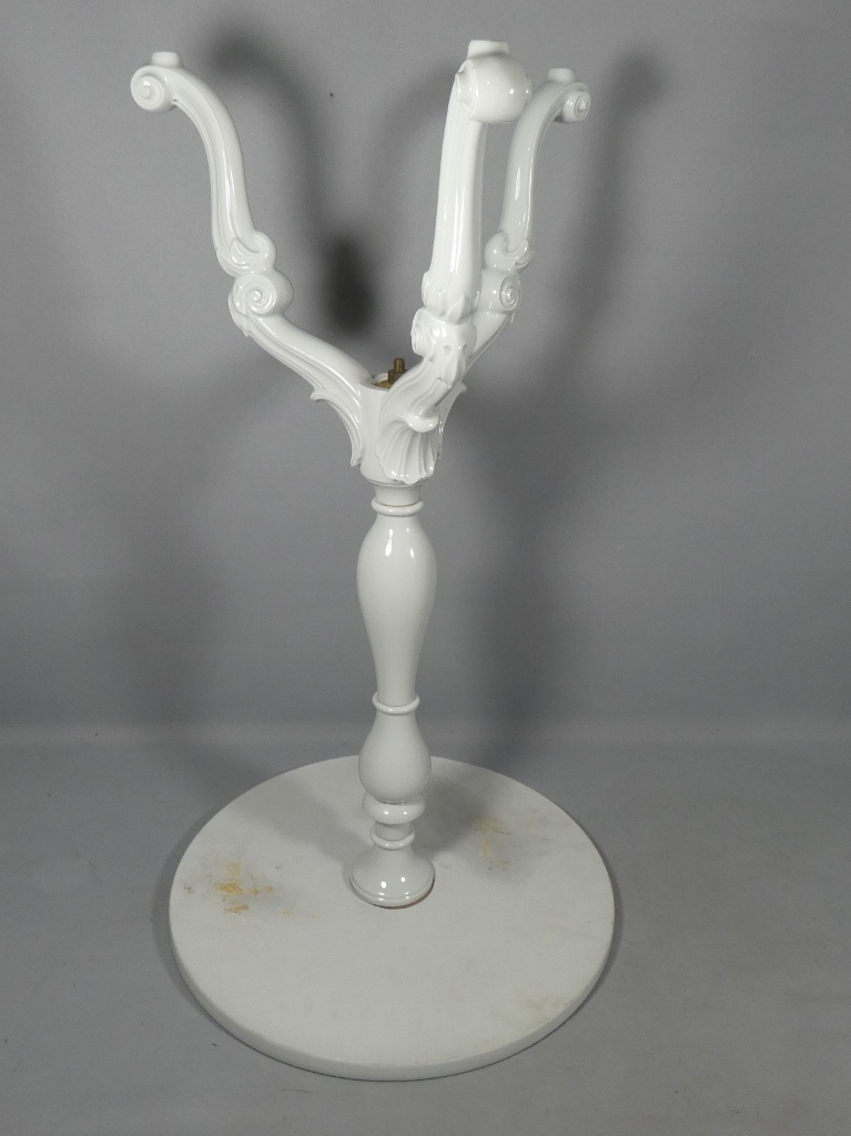 Guéridon en porcelaine blanche de Limoges, style Louis XV, époque 1960 – Image 5