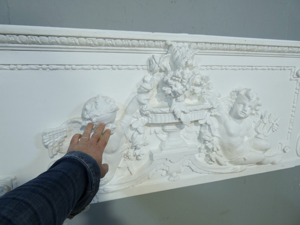 Tête de lit, haut de porte aux angelots en bois et stuc, époque Napoléon III, panneau boiseries – Image 14