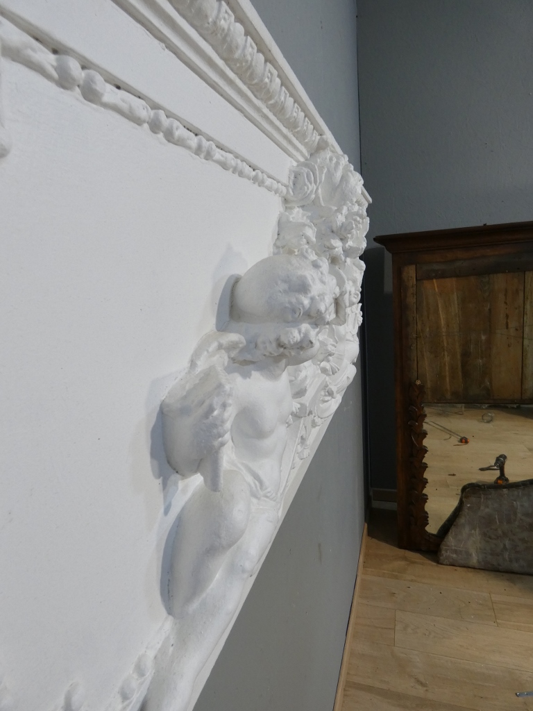 Tête de lit, haut de porte aux angelots en bois et stuc, époque Napoléon III, panneau boiseries – Image 12