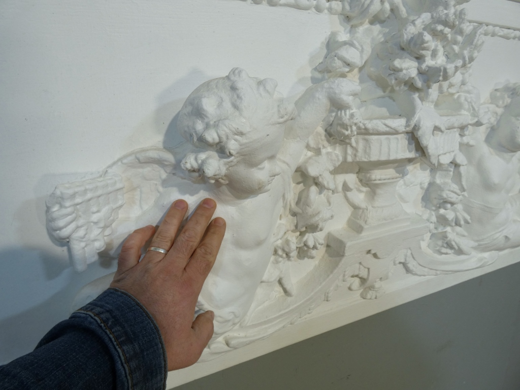 Tête de lit, haut de porte aux angelots en bois et stuc, époque Napoléon III, panneau boiseries – Image 10