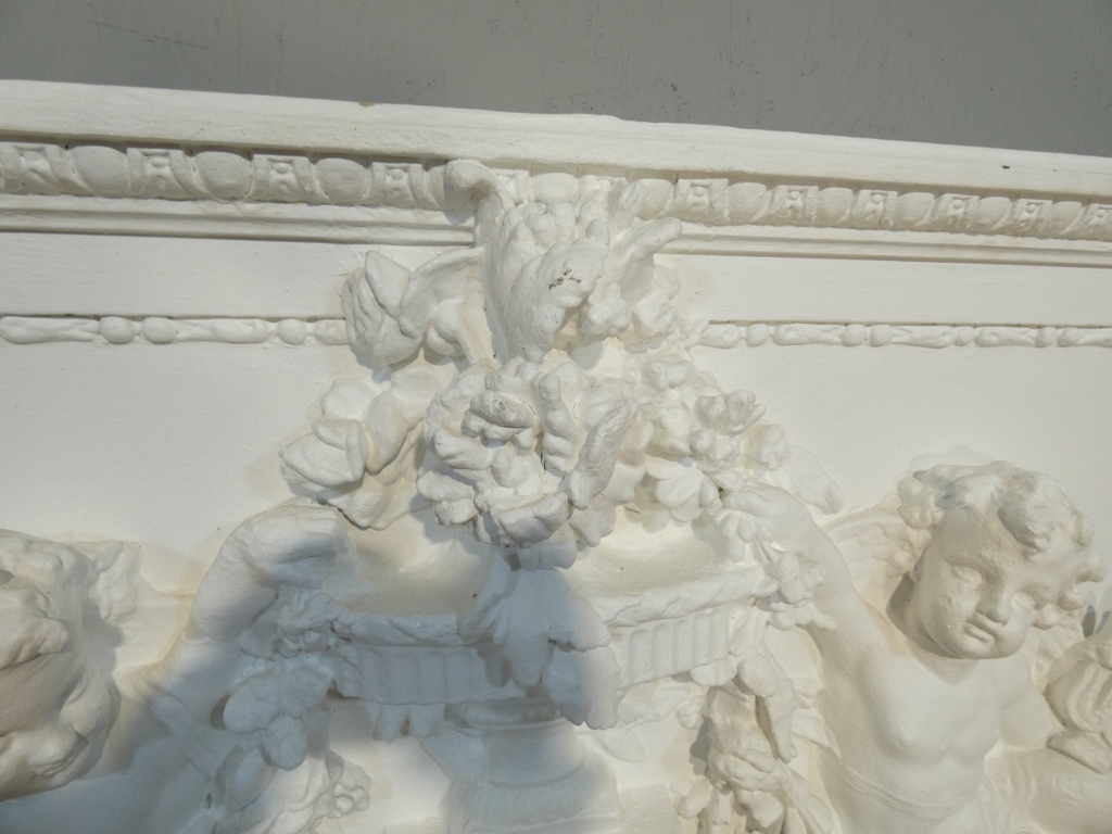 Tête de lit, haut de porte aux angelots en bois et stuc, époque Napoléon III, panneau boiseries – Image 9